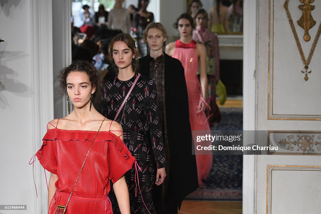 Valentino : Runway - Paris Fashion Week Womenswear Spring/Summer 2017