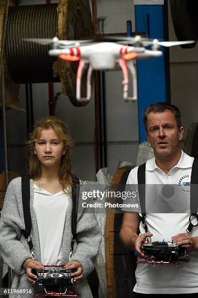 - Visite du Roi Philippe, de la Princesse Elisabeth et du Prince Gabriel à l'entreprise 'Noorzee Drones' à Zeebrugge - Bezoek van Koning Filip,...