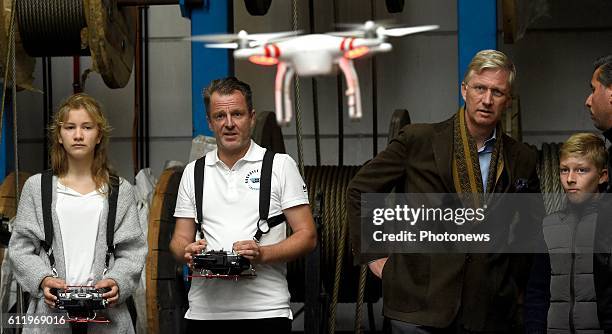 - Visite du Roi Philippe, de la Princesse Elisabeth et du Prince Gabriel à l'entreprise 'Noorzee Drones' à Zeebrugge - Bezoek van Koning Filip,...