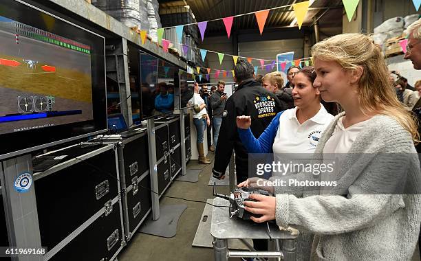 - Visite du Roi Philippe, de la Princesse Elisabeth et du Prince Gabriel à l'entreprise 'Noorzee Drones' à Zeebrugge - Bezoek van Koning Filip,...