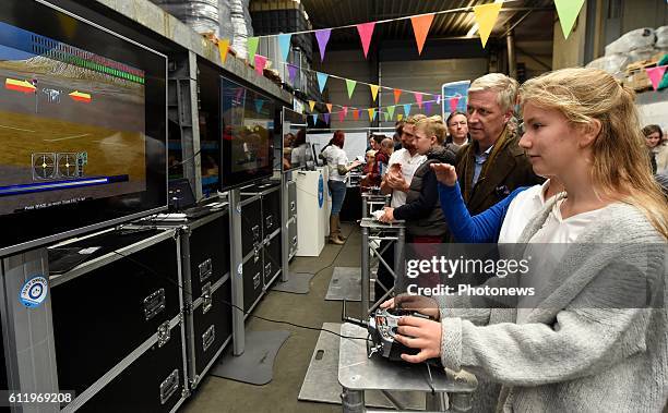 - Visite du Roi Philippe, de la Princesse Elisabeth et du Prince Gabriel à l'entreprise 'Noorzee Drones' à Zeebrugge - Bezoek van Koning Filip,...