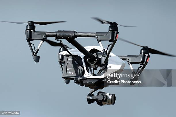 - Visite du Roi Philippe, de la Princesse Elisabeth et du Prince Gabriel à l'entreprise 'Noorzee Drones' à Zeebrugge - Bezoek van Koning Filip,...