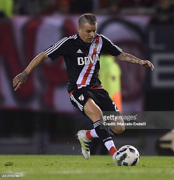 Andres D'Alessandro of River Plate drives the ball during a match between River Plate and Velez Sarsfield as part of fifth round of Campeonato de...