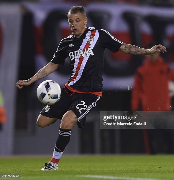 Andres D'Alessandro of River Plate controls the ball during a match between River Plate and Velez Sarsfield as part of fifth round of Campeonato de...