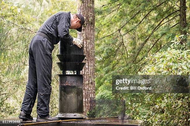 chimenea de limpieza de barrido de chimenea - barre fotografías e imágenes de stock