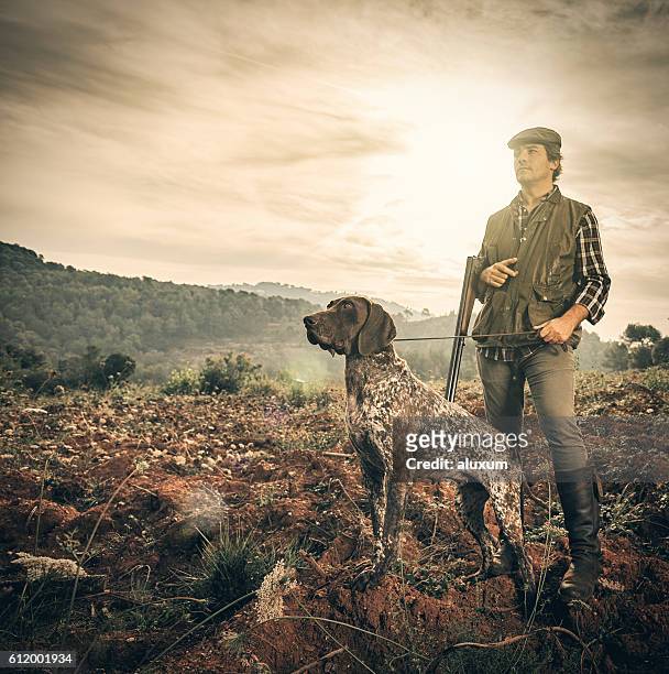 hunter con perro - perro de caza fotografías e imágenes de stock