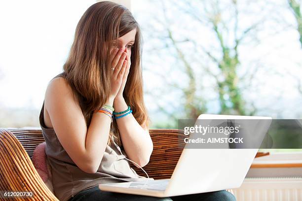 junges mädchen opfer von cyber-mobbing - phishing stock-fotos und bilder