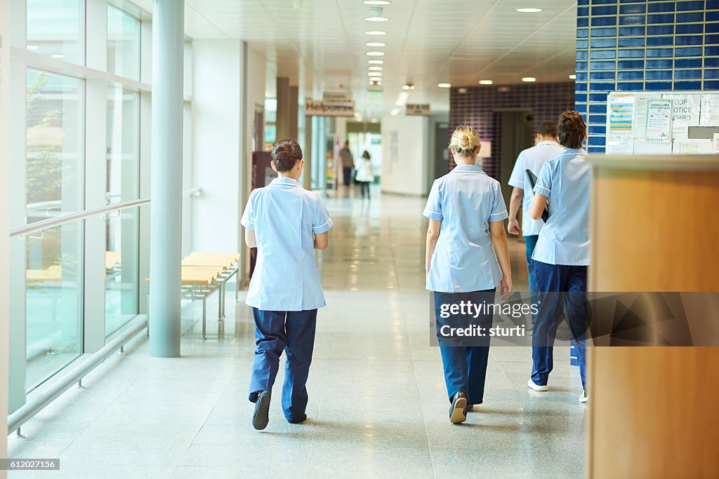 Infermieri nel corridoio dell'ospedale