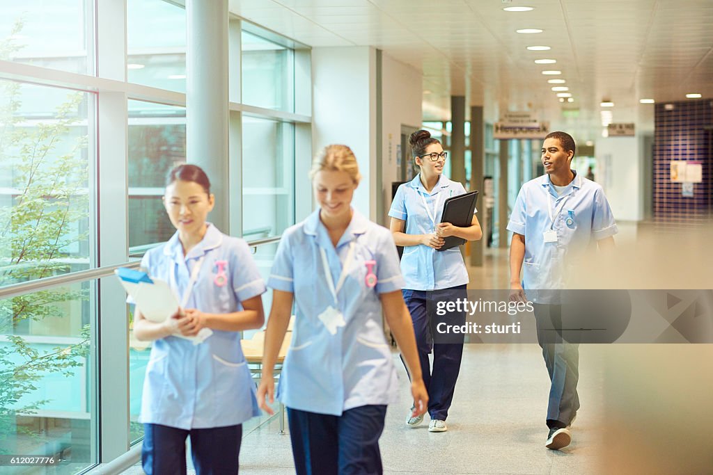 Jovens enfermeiras em seu caminho para a enfermaria