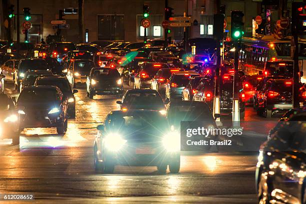 traffico sfocato di notte - fanale posteriore foto e immagini stock