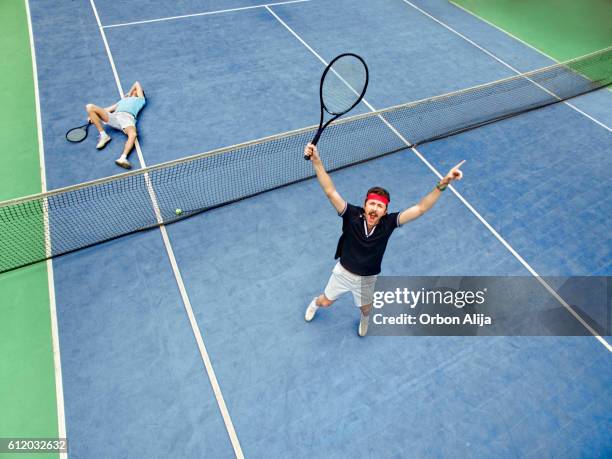 man winning a tennis match - subdue stockfoto's en -beelden