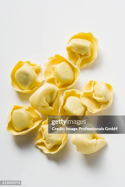 a few tortellini - tortellini foto e immagini stock