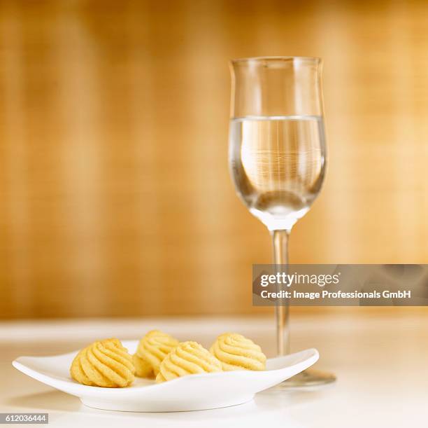 duchess potatoes (baked rosettes of mashed potato) - duchess potatoes stock pictures, royalty-free photos & images