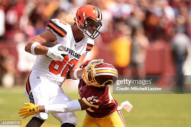 Tight end Gary Barnidge of the Cleveland Browns carries the ball against cornerback Quinton Dunbar of the Washington Redskins in the first quarter at...