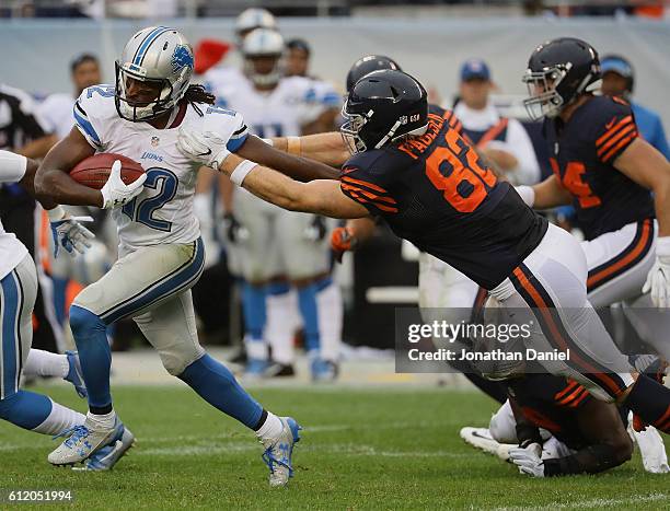 Andre Roberts of the Detroit Lions shakes off a tackle attempt by Logan Paulsen of the Chicago Bears to return a punt for a touchdown in the 4th...