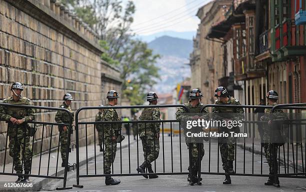 Presidential Guard soldiers keep watch during the referendum on a peace accord to end the 52-year-old guerrilla war between the FARC and the state on...