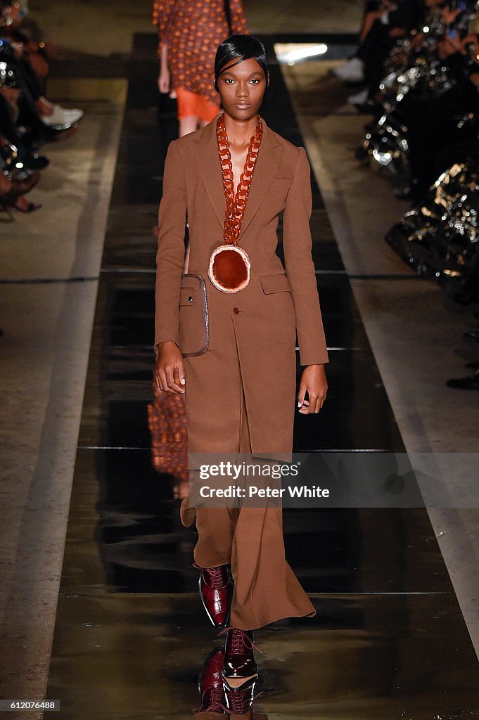 Givenchy : Runway - Paris Fashion Week Womenswear Spring/Summer 2017