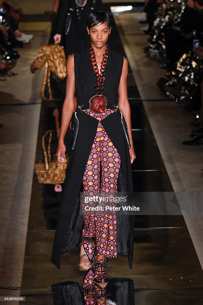 Givenchy : Runway - Paris Fashion Week Womenswear Spring/Summer 2017