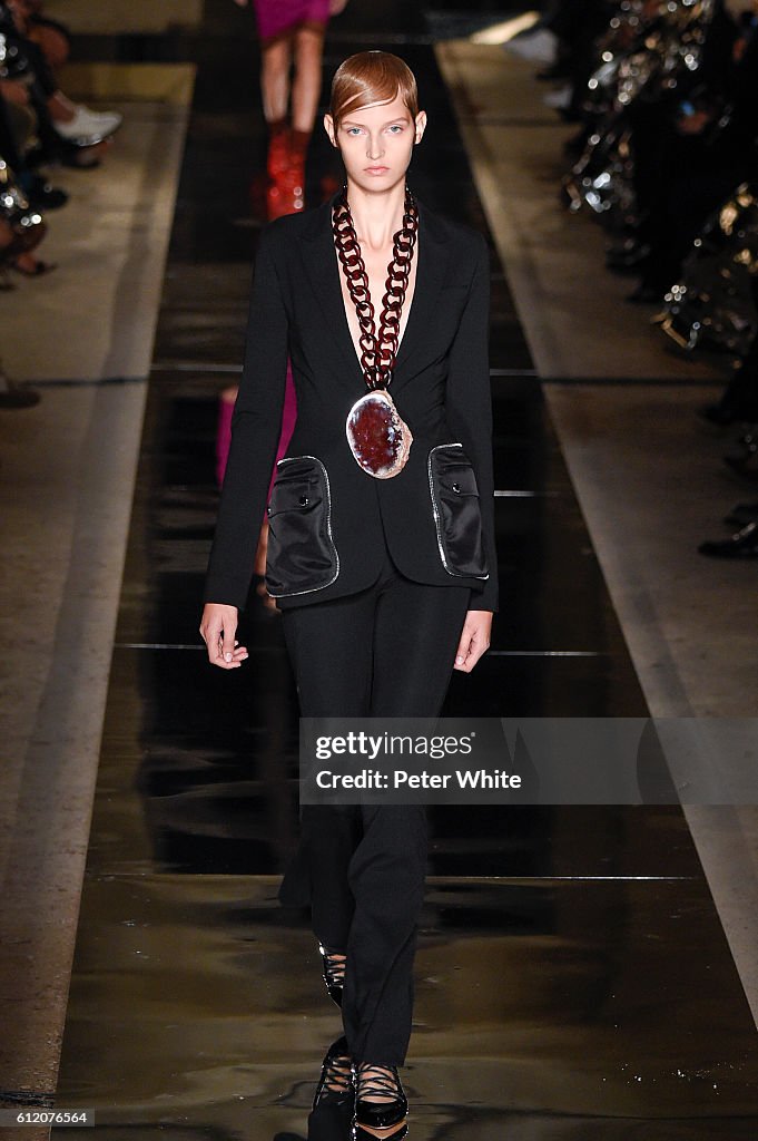 Givenchy : Runway - Paris Fashion Week Womenswear Spring/Summer 2017