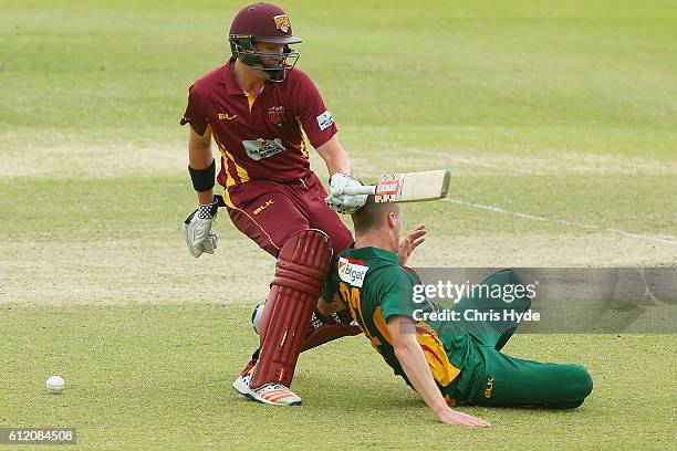 Matthew Renshaw of the Bulls and Jackson Bird of the Tigers collide during the Matador BBQs One Day Cup match between Tasmania Tigers and Queensland...