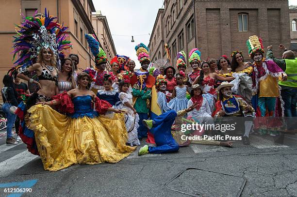 Folk dance groups from Bolivia, Venezuela, Argentina together Italians Mistura Maneira, Samba Precarious, 10th Batizado, Pink Puffers and others...