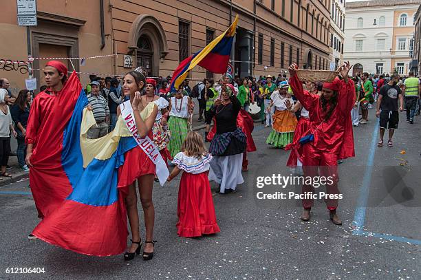 Folk dance groups from Bolivia, Venezuela, Argentina together Italians Mistura Maneira, Samba Precarious, 10th Batizado, Pink Puffers and others...