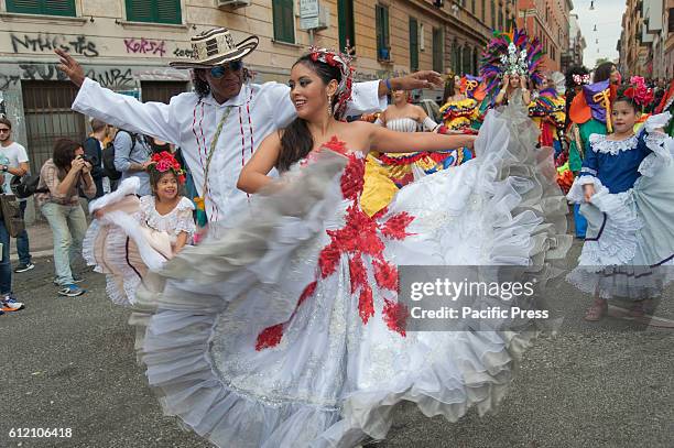 Folk dance groups from Bolivia, Venezuela, Argentina together Italians Mistura Maneira, Samba Precarious, 10th Batizado, Pink Puffers and others...