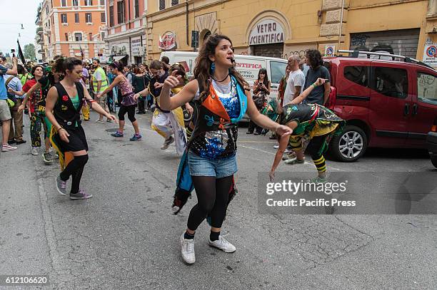 Folk dance groups from Bolivia, Venezuela, Argentina together Italians Mistura Maneira, Samba Precarious, 10th Batizado, Pink Puffers and others...