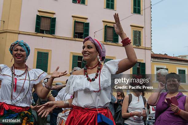 Folk dance groups from Bolivia, Venezuela, Argentina together Italians Mistura Maneira, Samba Precarious, 10th Batizado, Pink Puffers and others...