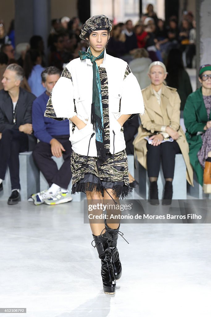Sacai : Runway - Paris Fashion Week Womenswear Spring/Summer 2017