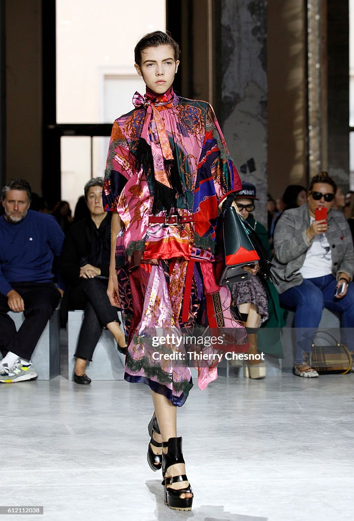 Sacai : Runway - Paris Fashion Week Womenswear Spring/Summer 2017
