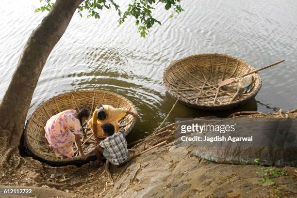 basket boats, the kodiveri dam reservoir near gobichettipalayam, tamil nadu, india - dambasket stockfoto's en -beelden