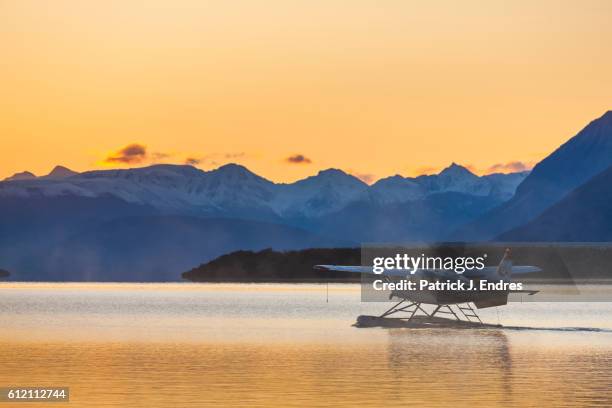 float plane on naknek lake - katmai national park stockfoto's en -beelden