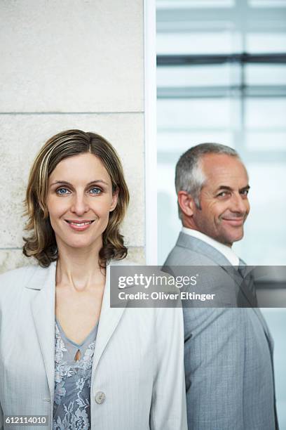 co-workers standing shoulder to shoulder - oliver eltinger stock-fotos und bilder