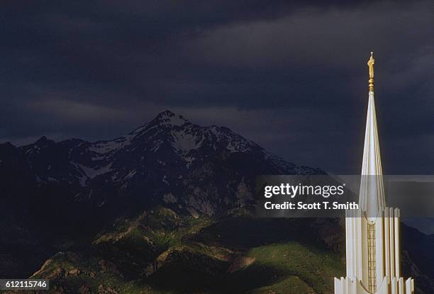 storm clouds over jordan river temple - kirchturmspitze stock-fotos und bilder