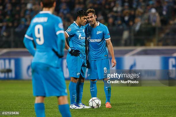 Mauricio of Zenit talks to Hulk during the UEFA Champions League Round of 16 second leg match between FC Zenit St. Petersburg and SL Benfica at...