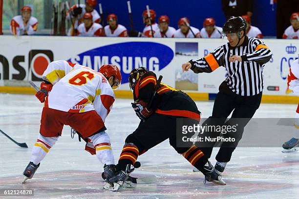 Wang in the match between Spain and Xina, corresponding to the second day of Group B of the World Ice Hockey match at the Ice Pavilion Jaca, on April...