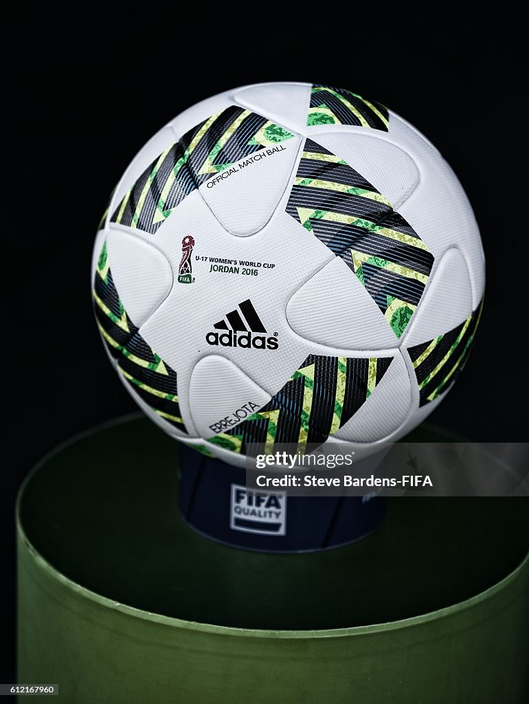 The Adidas Errejota match ball on a plinth prior to the FIFA U-17... Fotografía de noticias - Images