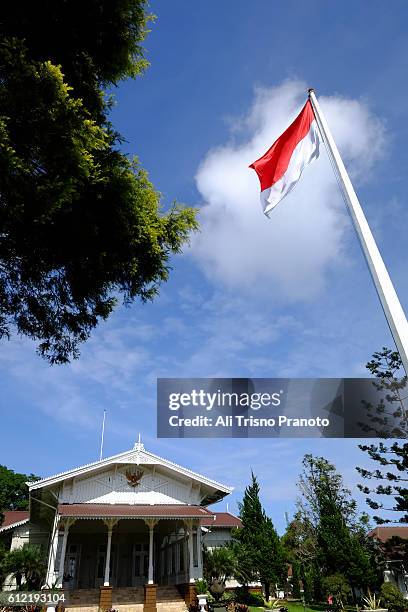 indonesia flag in cipanas palace or presidential palace in cipanas. west java. - bogor stockfoto's en -beelden