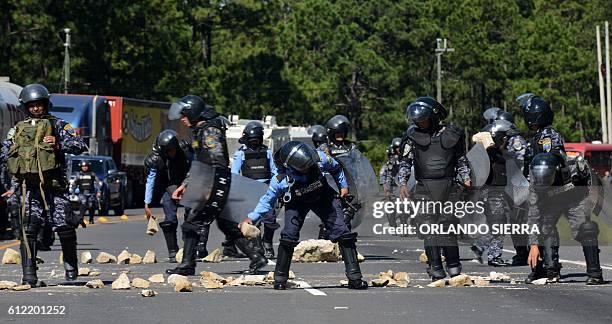 Put Put Riot 140 Frente Nacional De Resistencia Popular Stock Photos, High-Res ...