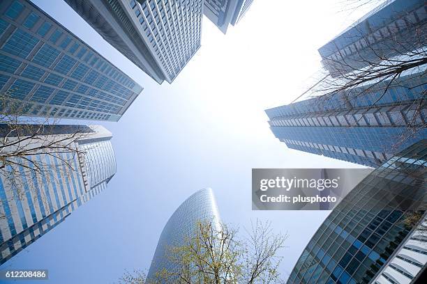skyscrapers with blue sky. shinagawa, tokyo, japan - plusphoto stockfoto's en -beelden