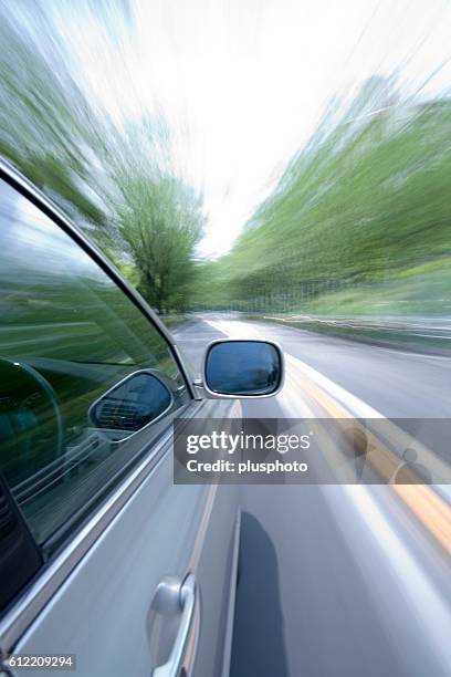 car driving along a tree lined road - plusphoto stockfoto's en -beelden