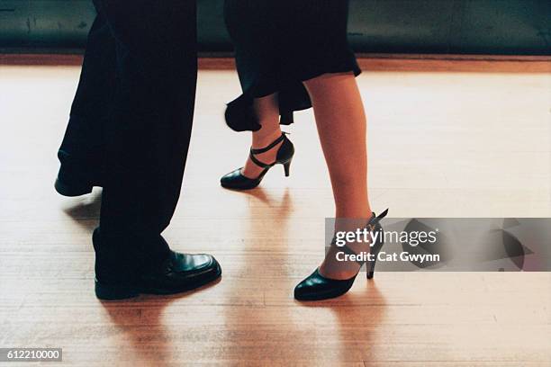 couple dancing the tango - pies bailando fotografías e imágenes de stock