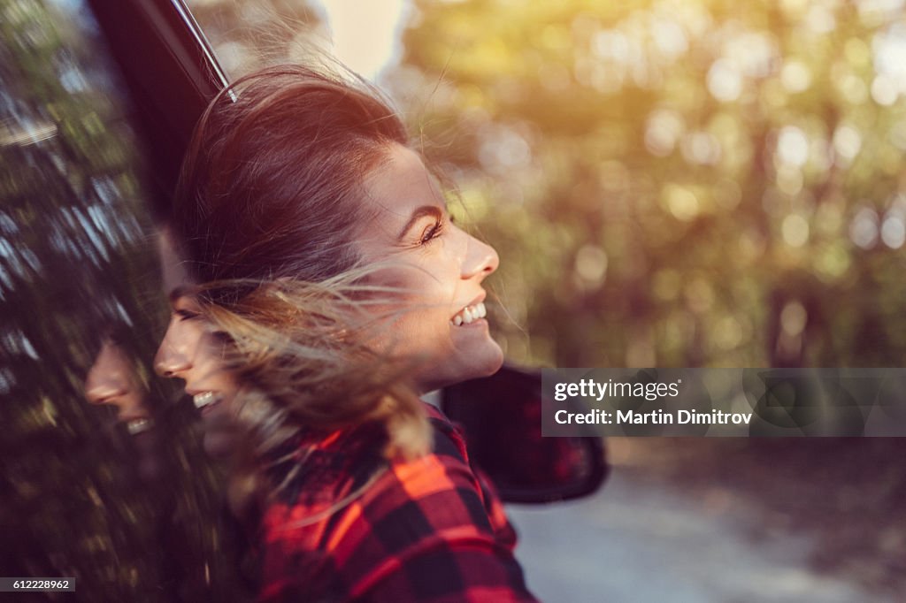 Frau im Auto unterwegs