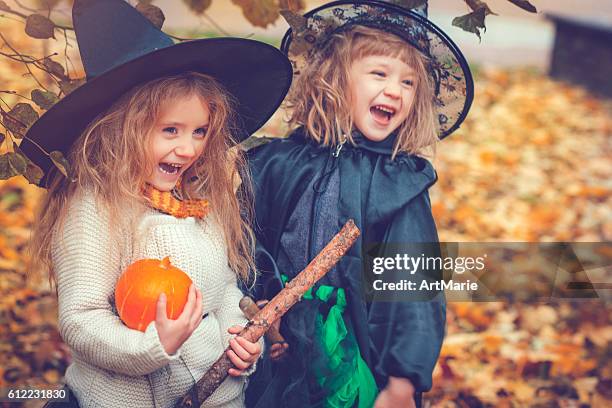 kinder feiern halloween - happy halloween stock-fotos und bilder