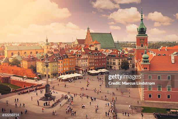 castle square in warsaw old town - warschau stockfoto's en -beelden