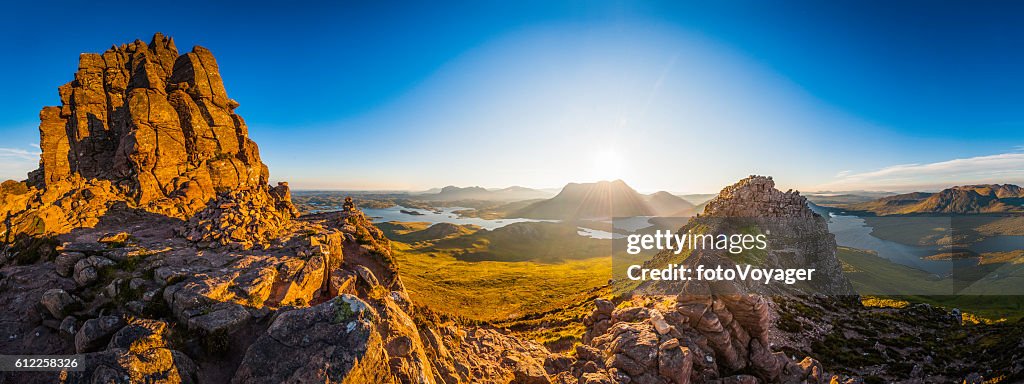 Écosse aube glorieuse sur les sommets des Highlands lochs glens panorama