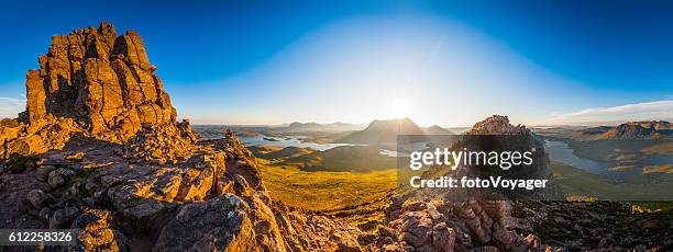 scozia gloriosa alba sulle highlands mountain peaks lochs glens panorama - alte terre scozzesi foto e immagini stock