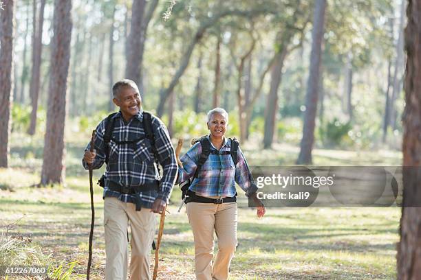 african american senioren wandern durch wald - african american hiking stock-fotos und bilder