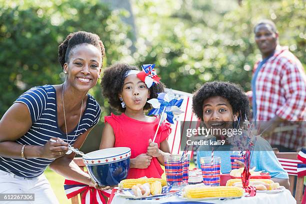 mãe e filhos a celebrar a 4 de julho - bbq family park imagens e fotografias de stock